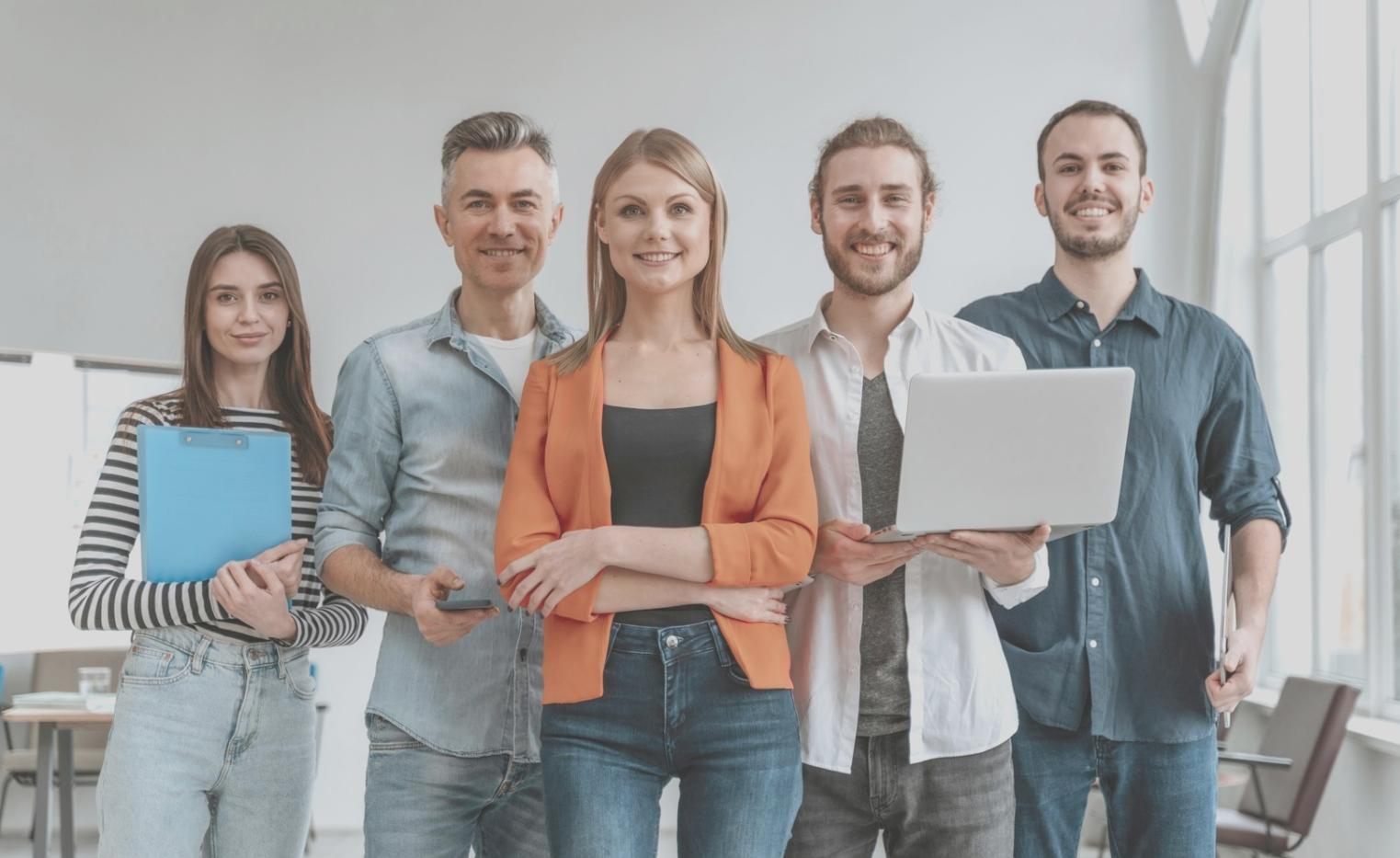 Vue détaillée d'un espace de travail organisé avec documents financiers et outils de planification budgétaire